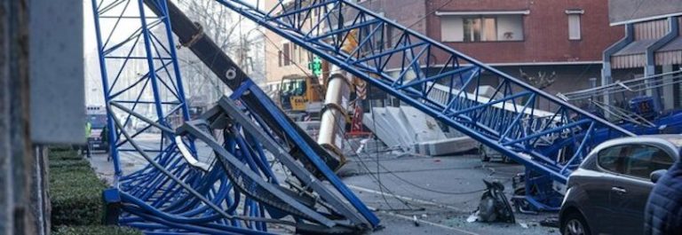 Tragedia a Torino, crolla una gru che investe e uccide tre operai. Feriti anche due passanti