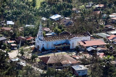 Filippine, cresce il drammatico bilancio delle vittime dell’uragano Rai: morte 239 persone