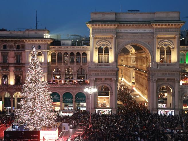 Milano, acceso l’albero di Natale in piazza Duomo