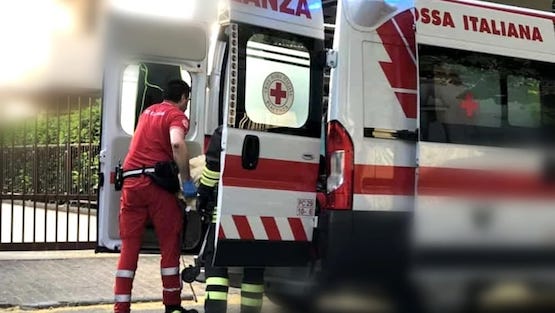 Napoli, due sorelle, di 24 e 17 anni, sono state ferite con dell’acido