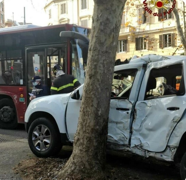 Roma, incidente stradale sulla Nomentana tra un bus e un taxi: un ferito