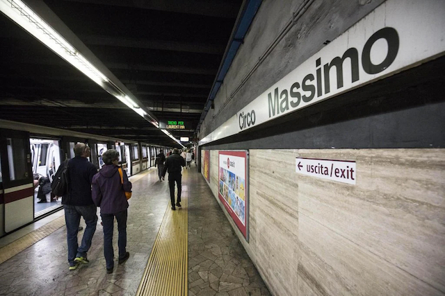 Roma, un uomo si è suicidato gettandosi sotto la metro alla stazione Circo Massimo