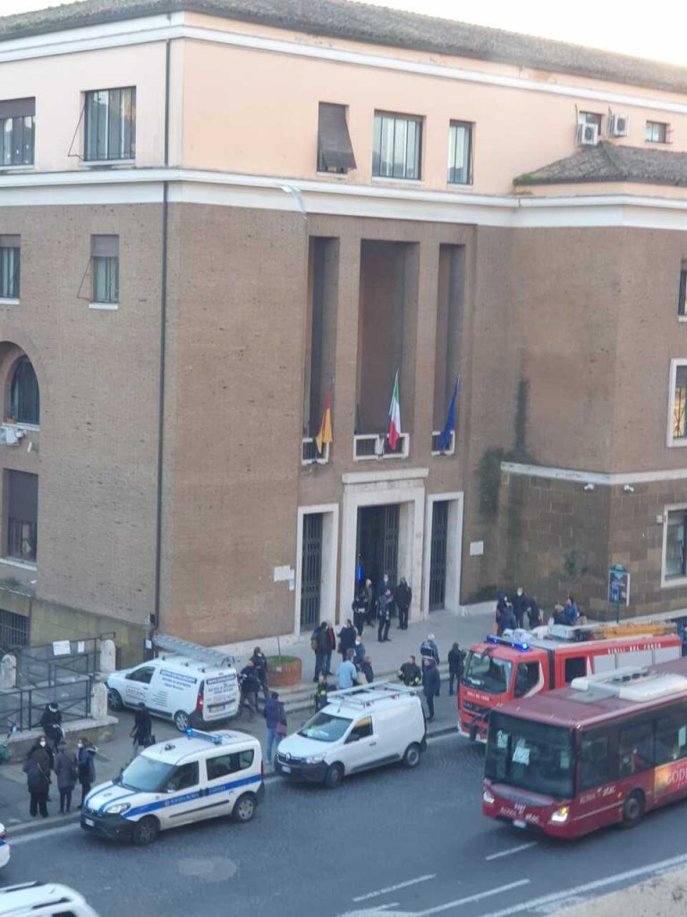 Roma, incendio al palazzo del Simu in via Petroselli
