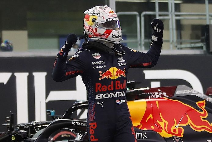 Formula 1: vince il mondiale all’ultimo giro Verstappen in una gara mozzafiato