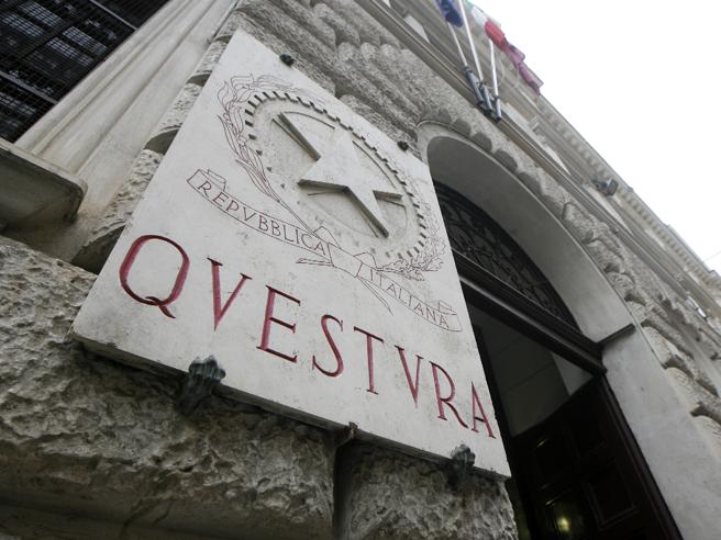 Il Questore di Roma ha disposto la sospensione temporanea della licenza di una sala da ballo abusiva a Fiumicino per liti, risse e disturbo alla quiete pubblica