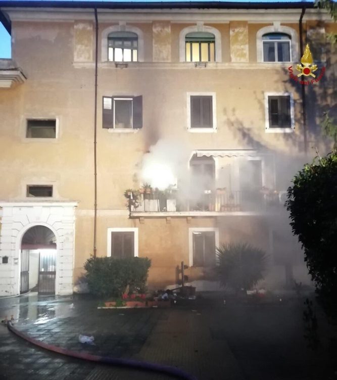 Roma, incendio in un palazzo all’Ostiense: morta bruciata una donna di 90 anni