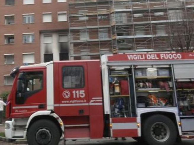 Roma, fiamme in una officina alla Garbatella: non si esclude il gesto doloso
