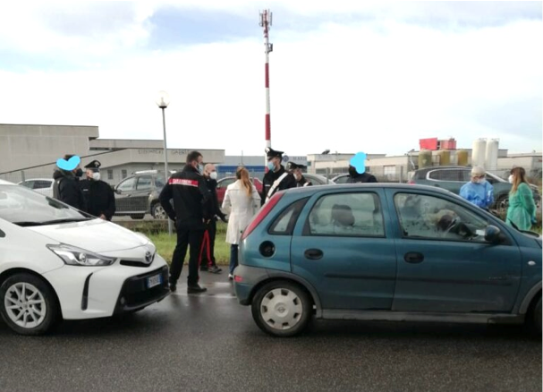 E’ caos tamponi, Carabinieri costretti ad intervenire al drive in