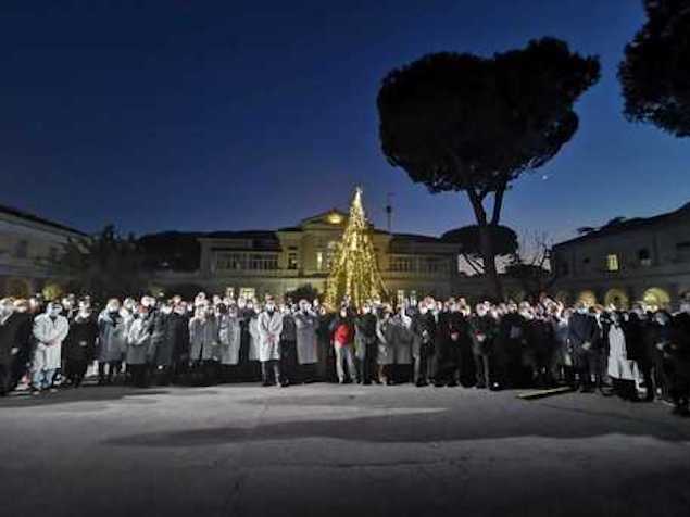 Roma, luci accese sull’albero di Natale all’ospedale Spallanzani di Roma
