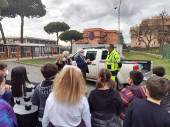 La 5C del Giovanni Cena dona la spesa: l’incontro con la Protezione Civile Comunale