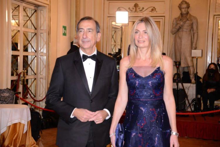 Milano, trionfo dei look per la prima alla Scala: Total black, strascichi, un tripudio di velluto e di nero, con tocchi di oro e verde smeraldo