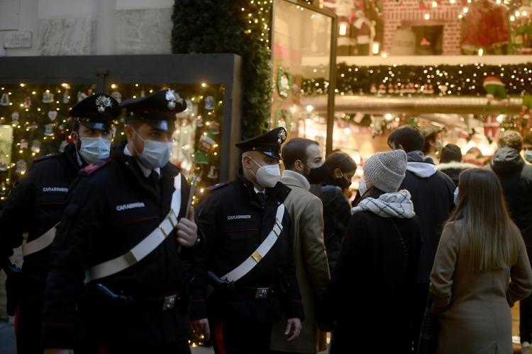 Covid, a Roma scattano le misure anti assembramento nelle vie dello shopping natalizio