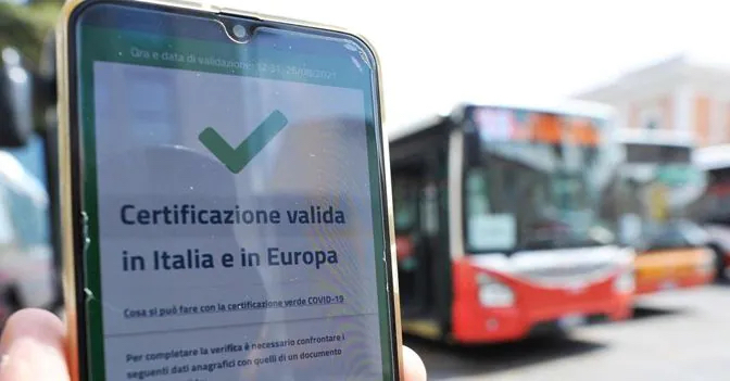 Covid, una passeggera di un autobus a Termini: “Con il Super Green pass mi sento più sicura”