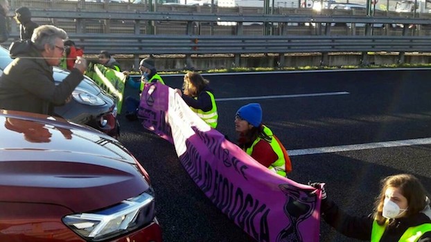 Roma, protesta degli ambientalisti di Extinction Rebellion sul Gra all’altezza di via Tuscolana