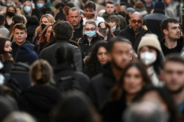 Covid, da oggi addio all’uso delle mascherine all’aperto in Italia