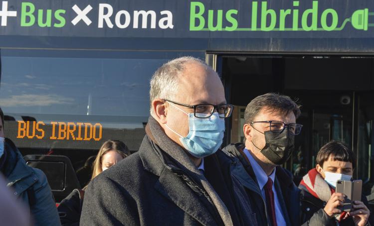 Roma, l’annuncio del sindaco Gualtieri: “Operativi 70 nuovi autobus ibridi”