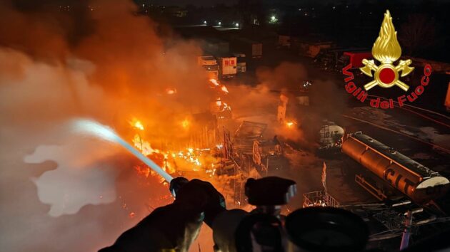 Milano, incendio in un deposito di auto e camion in via Ripamonti