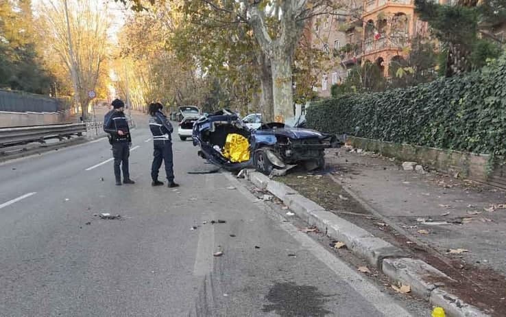 Roma, tragedia a San Giovanni: auto contro un albero, muoiono due giovani sorelle