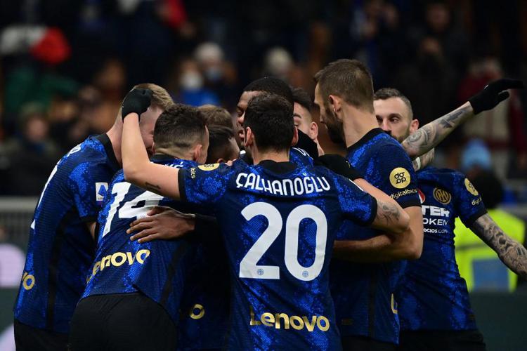 Calcio, l’Inter travolge il Cagliari 4-0 e vola al primo posto in classifica