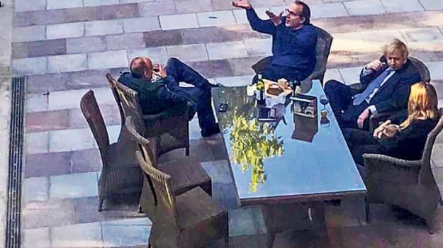 Gran Bretagna, ennesima ‘figuraccia’ di Boris Johnson: durante il lockdown del maggio 2020 è stato sorpreso a bere vino e mangiare formaggio con la moglie e altri persone