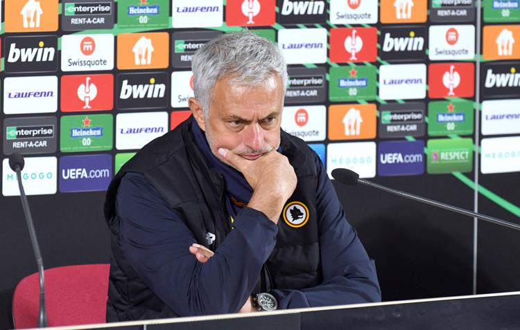 Calcio, l’umiliante resa della Roma con le parole di Mourinho: “Avevamo un potenziale offensivo praticamente nullo”