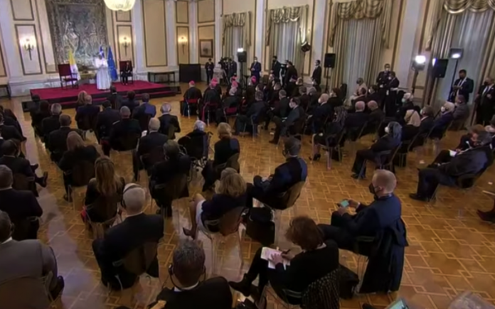 Grecia, Papa Francesco ad Atene: “Dobbiamo constatare con preoccupazione come oggi si registri un arretramento della democrazia, non solo nel Continente europeo”