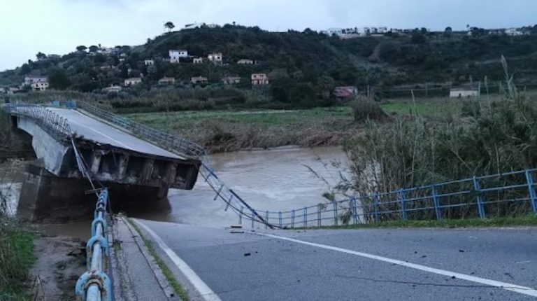 La Sicilia stretta nella morsa del maltempo: allagamenti e disagi. Crolla un ponte sul fiume Bartolomeo ad Alcamo