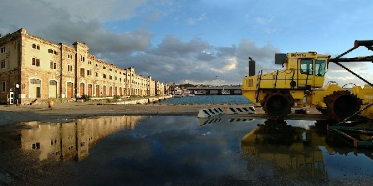 Trieste: un operaio è morto al Porto Vecchio. E’ rimasto schiacciato sotto una gru