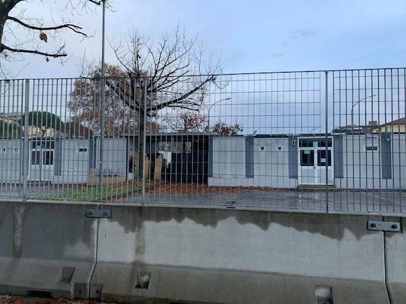 Lucca: non c’è pace per gli studenti dell’istituto Paladini Civitali che dal 2018 sono costretti a seguire le lezioni in container 