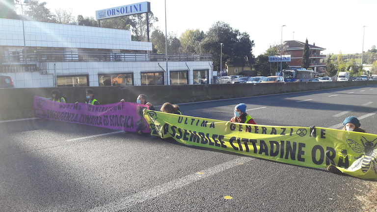Roma, denunciati 8 manifestanti del gruppo ambientalista “Extinction rebellion” che con un sit-in hanno bloccato il traffico su un tratto del Grande Raccordo Anulare
