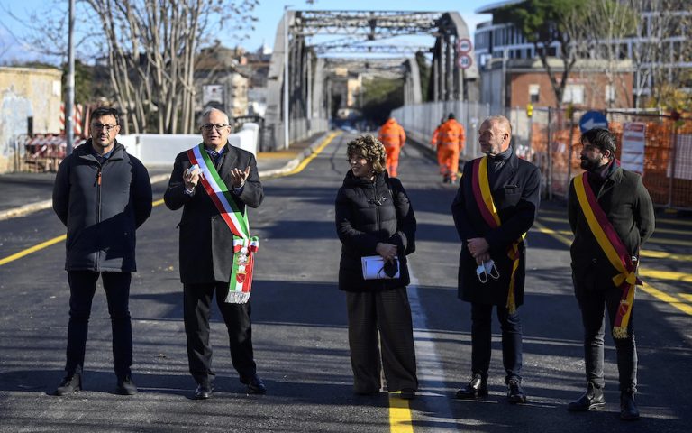 Roma, riaperto il Ponte dell’Industria a 70 giorni dal devastante incendio