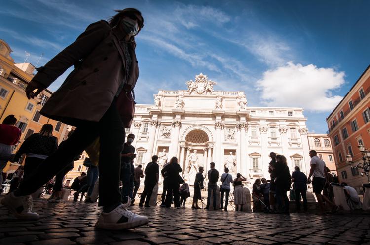 Covid, il sindaco di Roma Gualtieri firma l’ordinanza per le mascherine obbligatorie all’aperto nei luoghi affollati