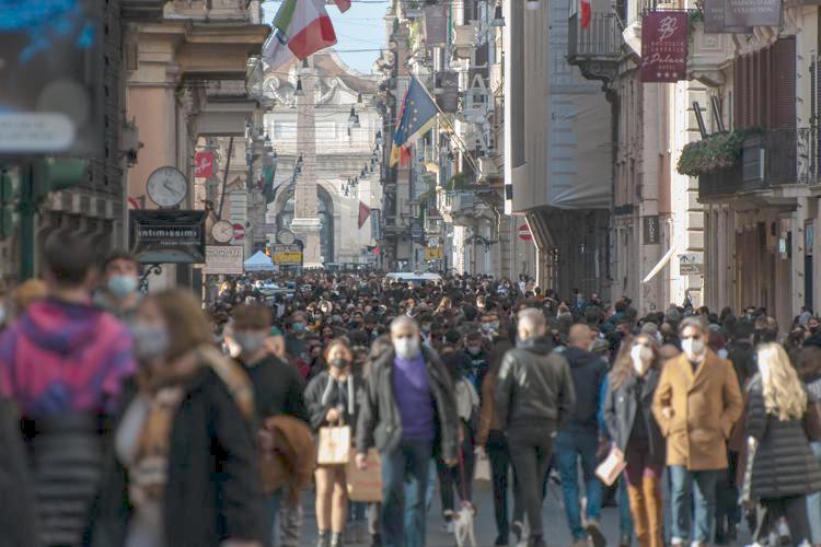 Covid, da oggi a Roma mascherine obbligatorie all’aperto nei luoghi affollati e nelle vie dello shopping in centro