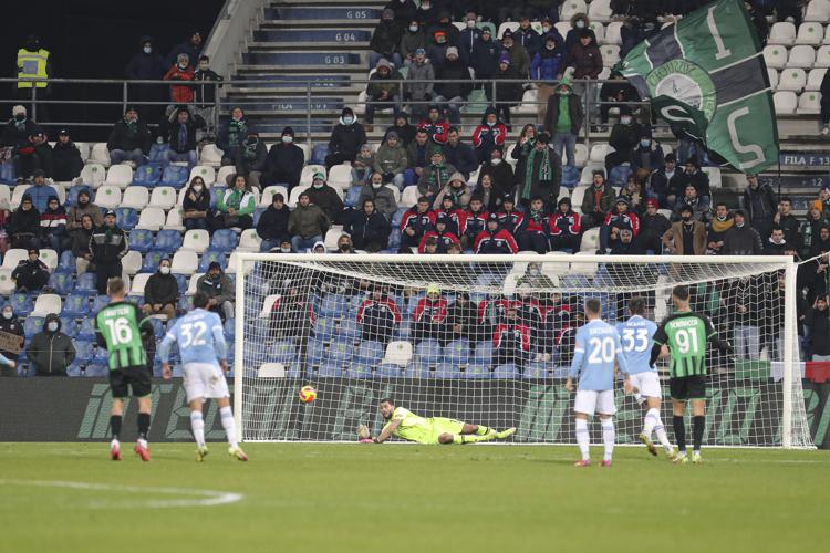 Calcio, la Lazio sconfitta in rimonta contro il Sassuolo 1-2