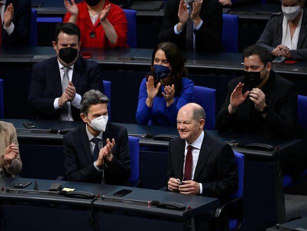 Germania, Olaf Scholz è il nuovo cancelliere con 395 voti su 707. Dopo 16 anni si chiude l’era Merkel