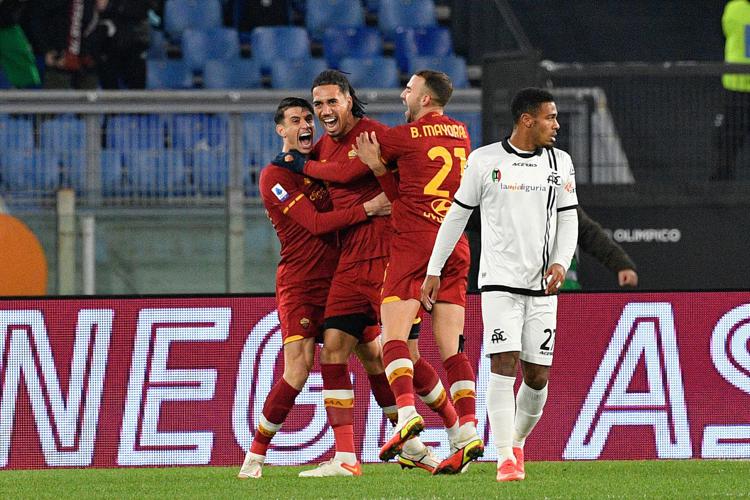 Calcio, la Roma torna alla vittoria contro lo Spezia 2-0 all’Olimpico dopo due sconfitte consecutive