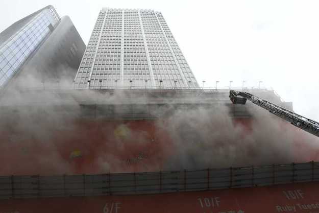 Hong Kong, incendio in un grattacielo: intrappolate 300 persone al 39 piano