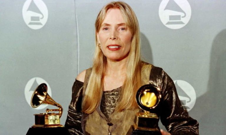 Musica, la cantautrice canadese Joni Mitchell ritira i suoi brani da Spotify