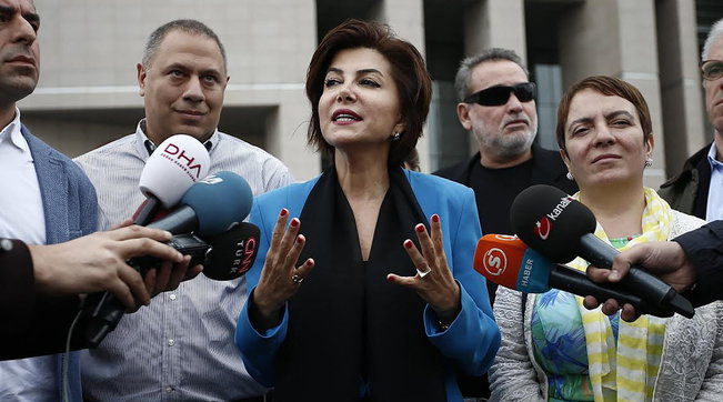 Turchia, la giornalista Sedef Kabas rischia sino a 4 anni di carcere per aver “insultato” il premier Erdogan