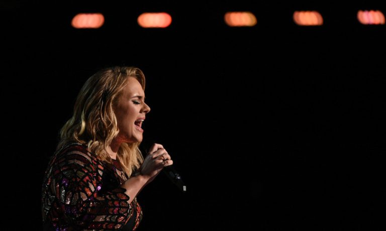 Musica, Adele cancella i suoi concerti a Las Vegas per il Covid