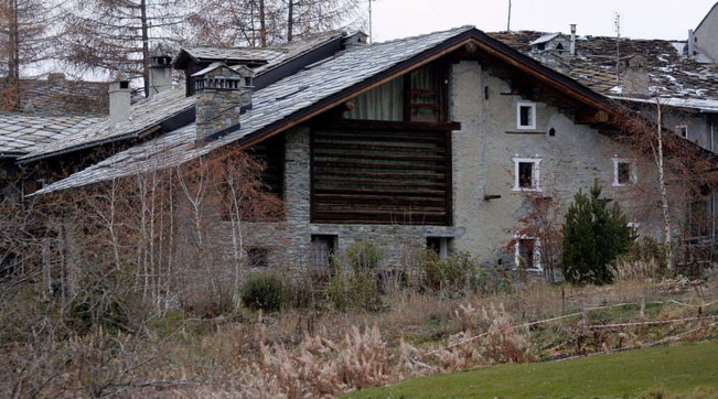 Cogne: Annamaria Franzoni e il marito hanno trascorso il Capodanno nelle “celebre villa degli orrori”