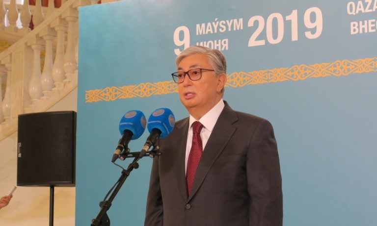 Kazakistan, secondo il presidente Takayev: “Le proteste sono un tentativo di colpo di stato guidato da combattenti armati”