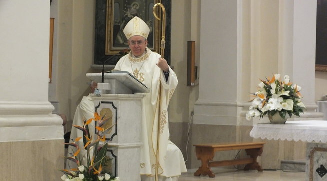 Caserta, minacciato il vescovo che non consegna l’ostia ai no vax. Indaga la Digos