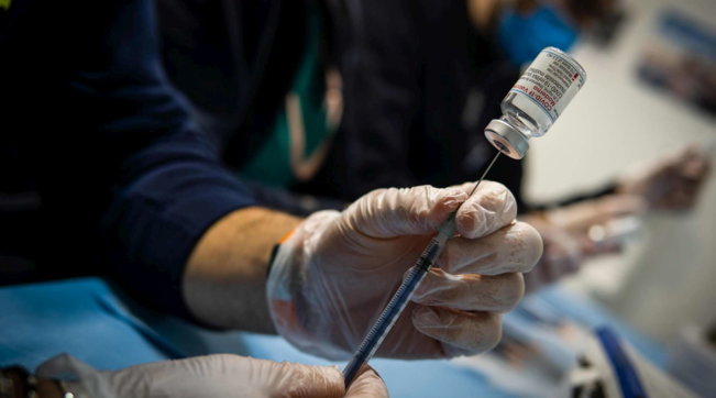 Napoli, falsi vaccini per 150 euro: arrestati un infermiere e un operatore socio sanitario