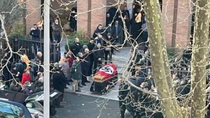 Vergogna a Roma: la bara avvolta in una bandiera con la svastica nel funerale di Alessia Augello. Indaga la Digos