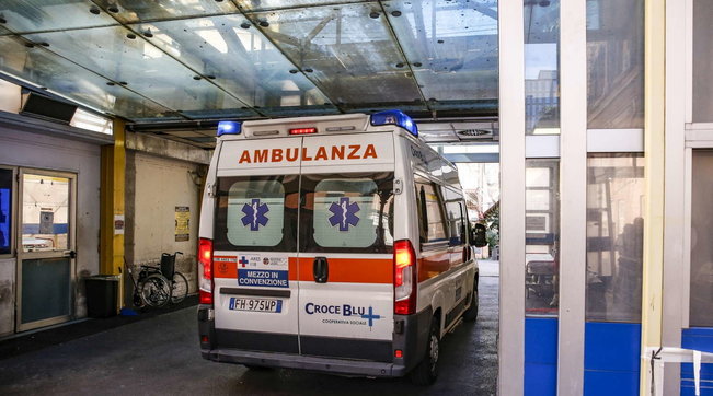 Trani, voleva vendicarsi di un infermiere e un 54enne accoltella la persona sbagliata: è stato arrestato