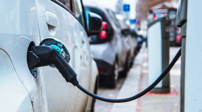 Raddoppiano le auto elettriche su strada in Italia nel 2021 (+128% rispetto al 2020)