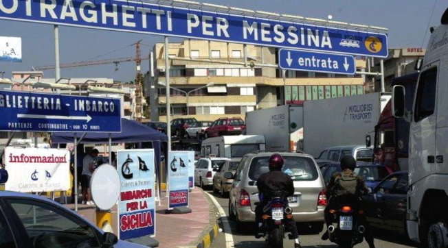 Messina, un uomo bloccato da lunedì per non avere il Green pass ha ottenuto dal Tribunale di Reggio Calabria il permesso per imbarcarsi a Villa San Giovanni
