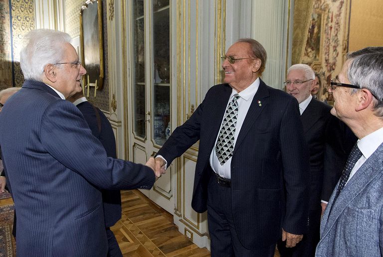 Quirinale, il presidente Mattarella nomina Renzo Arbore del il titolo di Cavaliere di Gran Croce