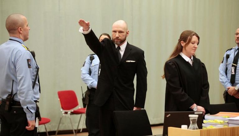 Norvegia, l’uomo che nel 2011 uccise 77 persone chiede la libertà vigilata: “Sono cambiato”